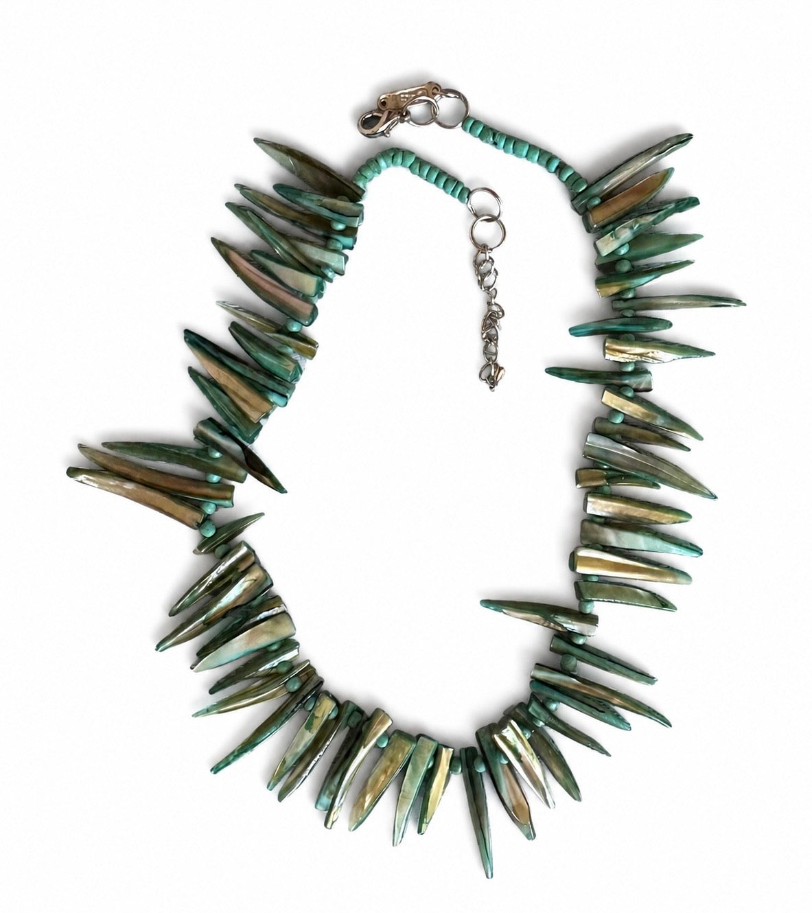 Havsgrönt snäckcollier med spetsig silhuett