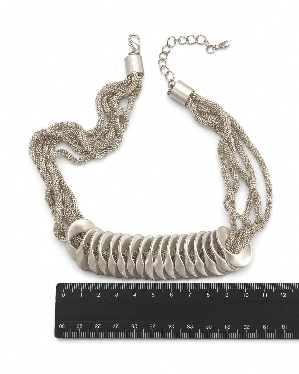 Flätat halsband med bred front av silvertonade skivor
