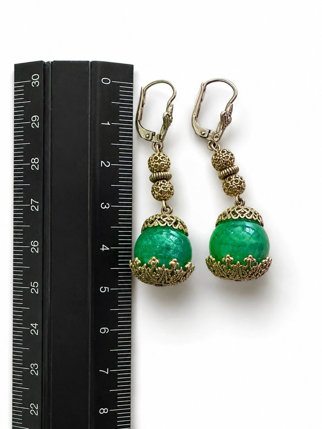 Filigranörhängen med gröna glaskulor från ca 1950–1970