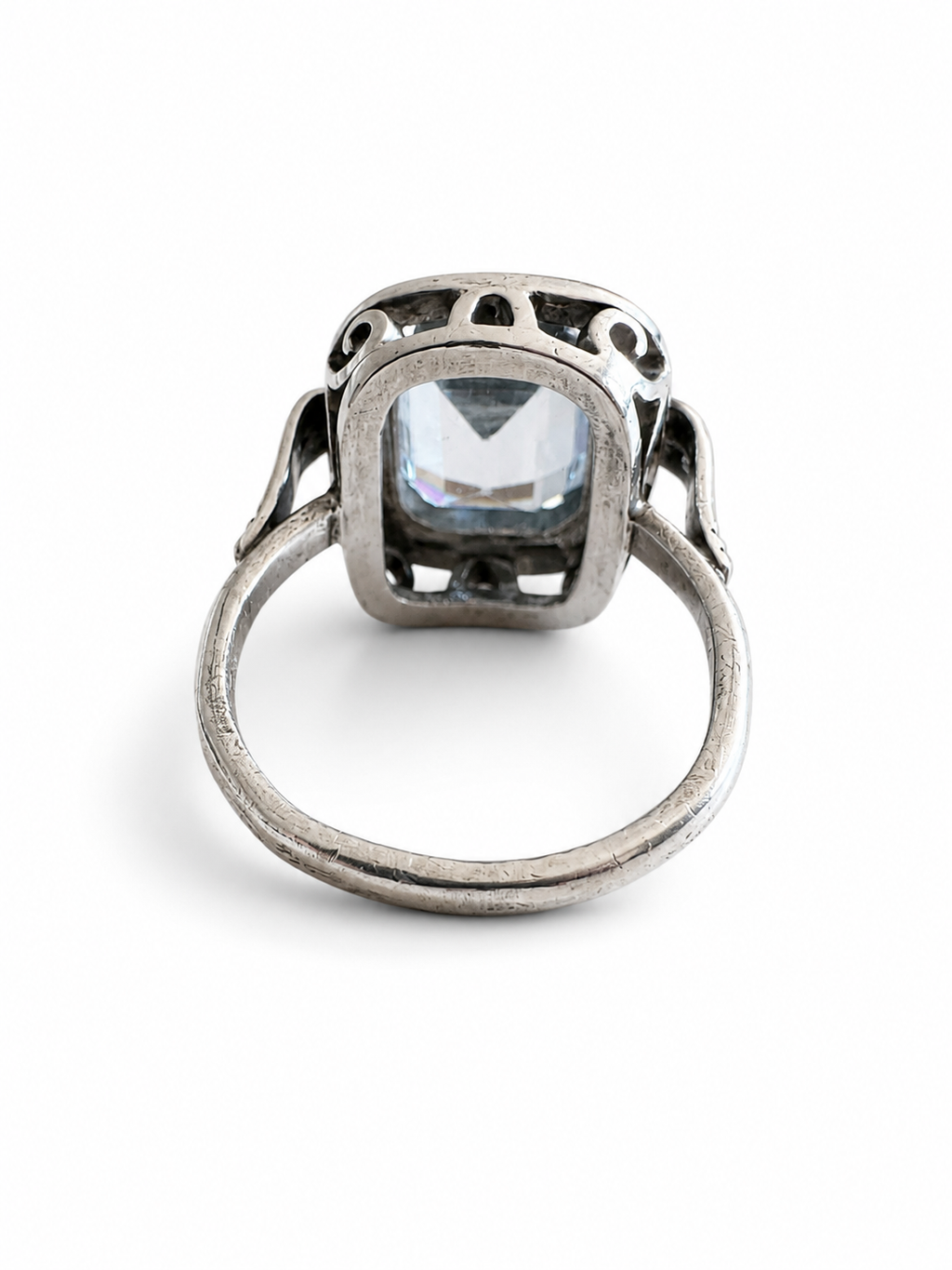 Kraftig ring med blå spinell