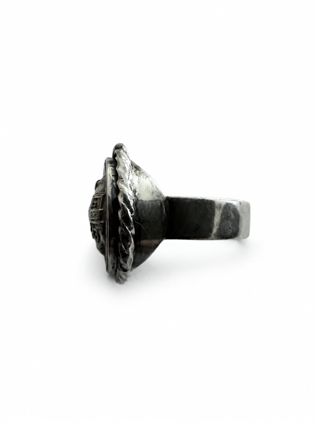 Silverring med ångloksmotiv i relieff, Ami Inger M Andersson Atelje, Sverige, 1979