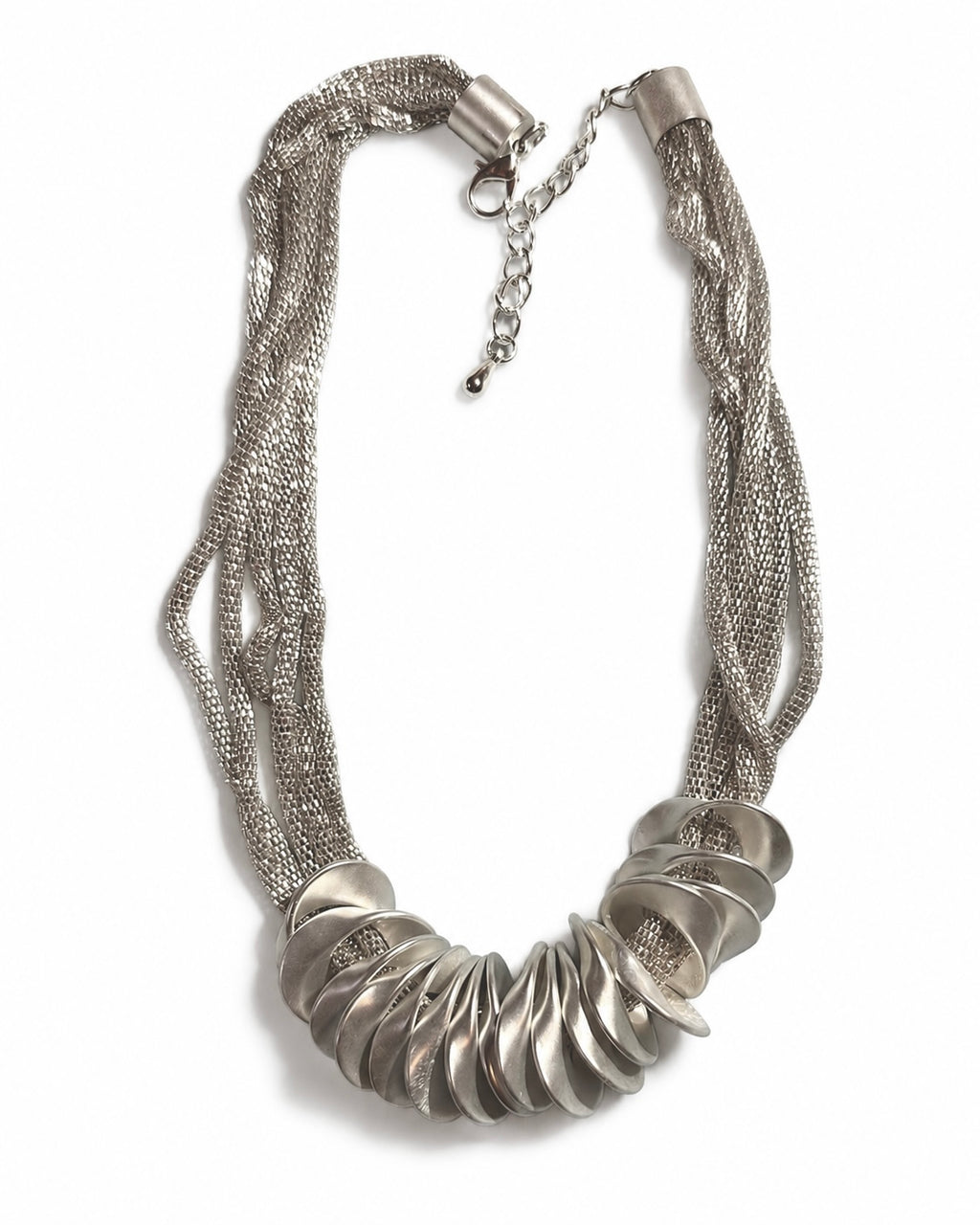 Flätat halsband med bred front av silvertonade skivor