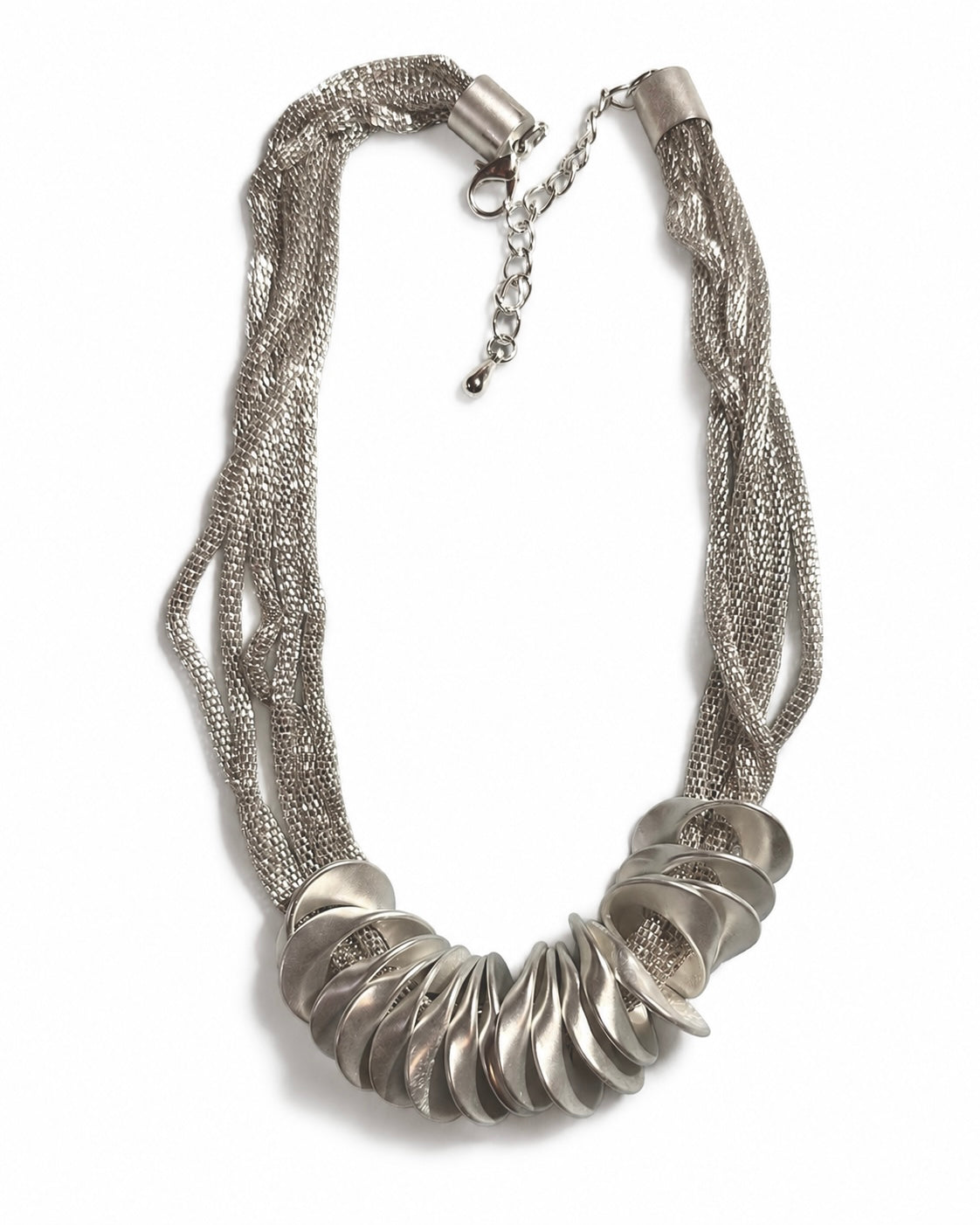 Flätat halsband med bred front av silvertonade skivor
