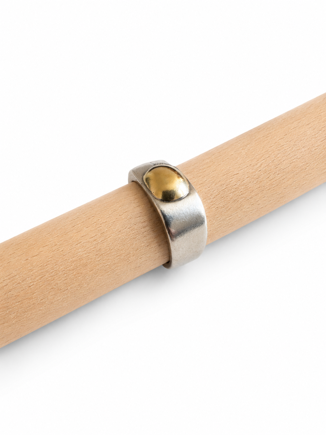 Guldkupol i modernistisk silverring