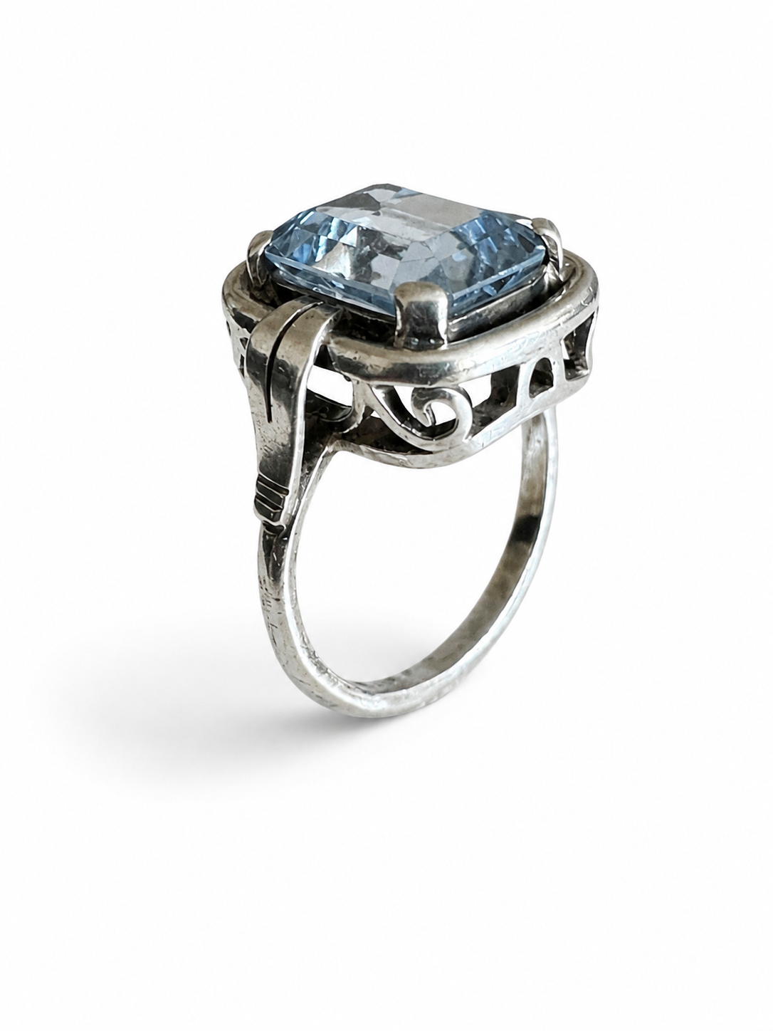 Kraftig ring med blå spinell