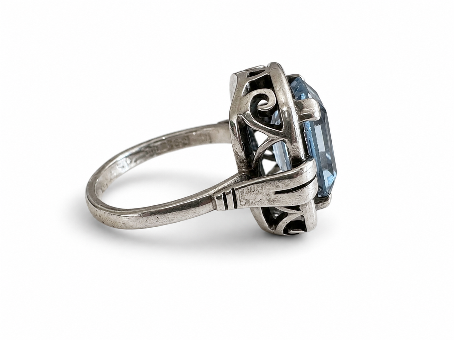 Kraftig ring med blå spinell