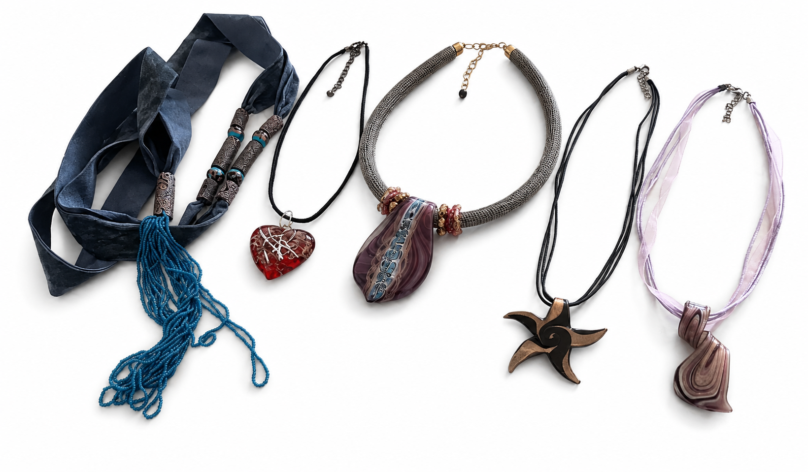 Fem halsband med Muranoglas, samlingslot