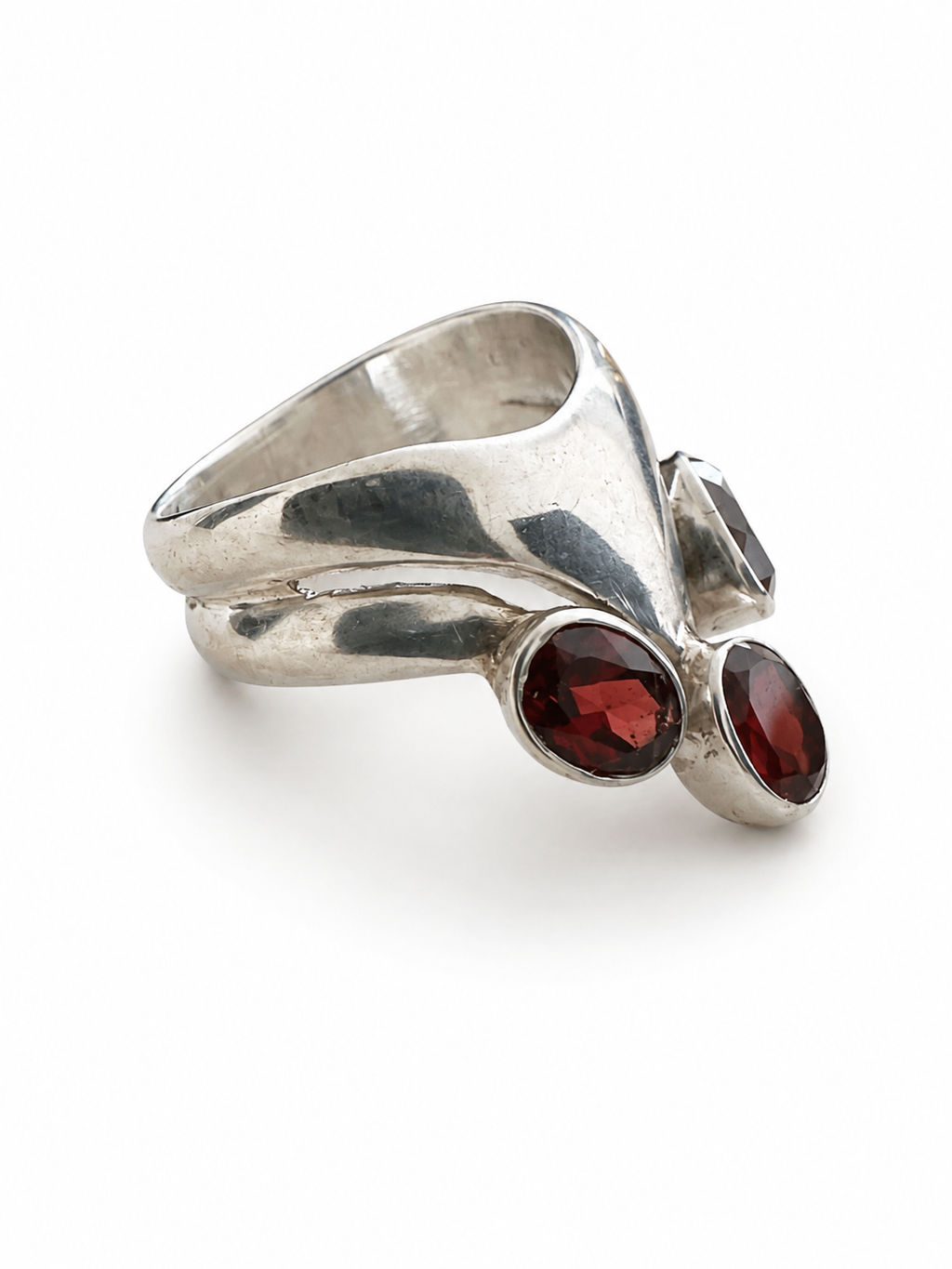 Granattrio i organisk silverdesign