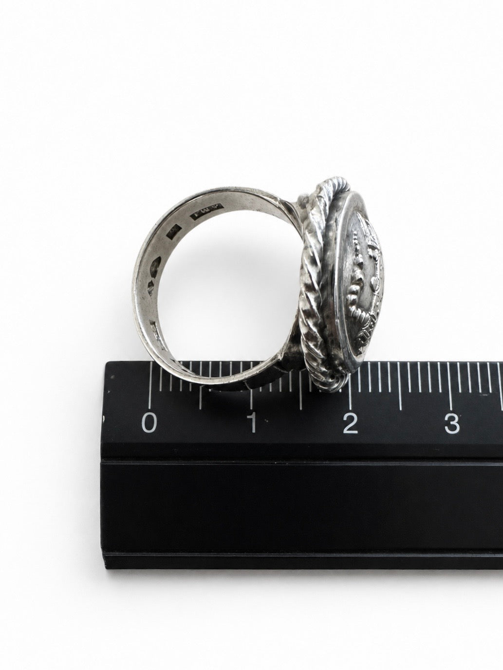 Silverring med ångloksmotiv i relieff, Ami Inger M Andersson Atelje, Sverige, 1979