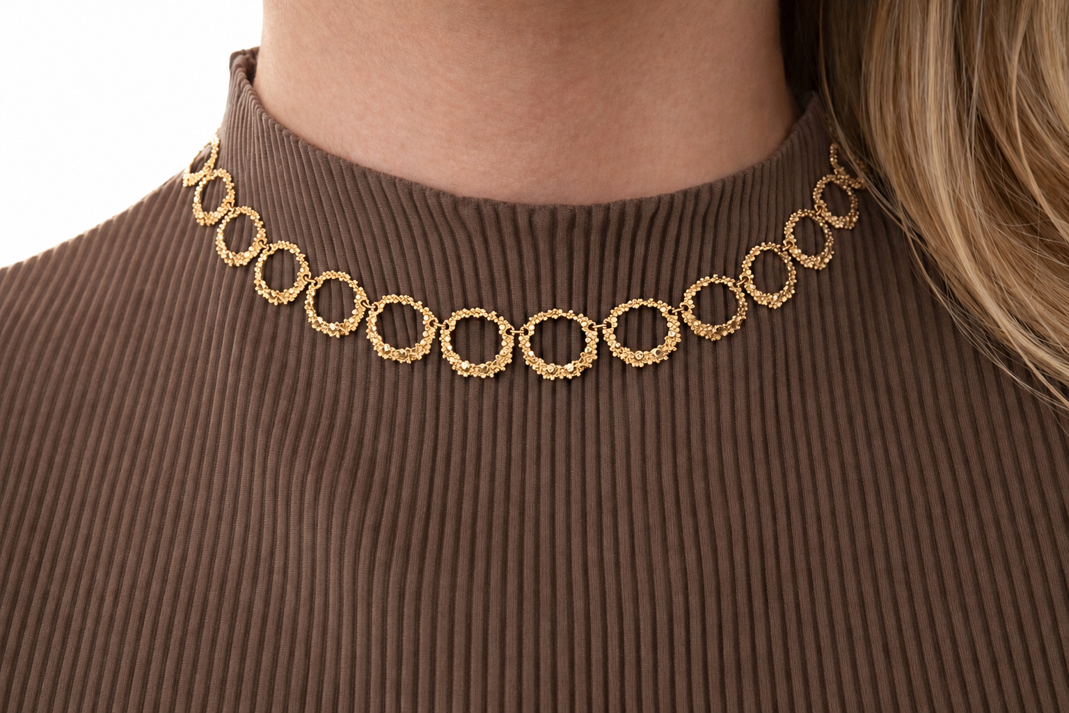 Vintagehalsband med texturerade ringar i modernistisk stil