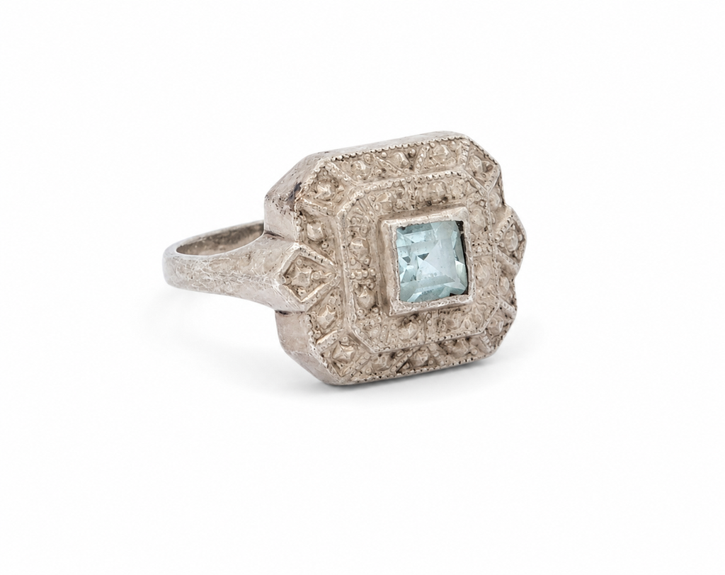 Art Deco-ring med topas i geometrisk silverinfattning