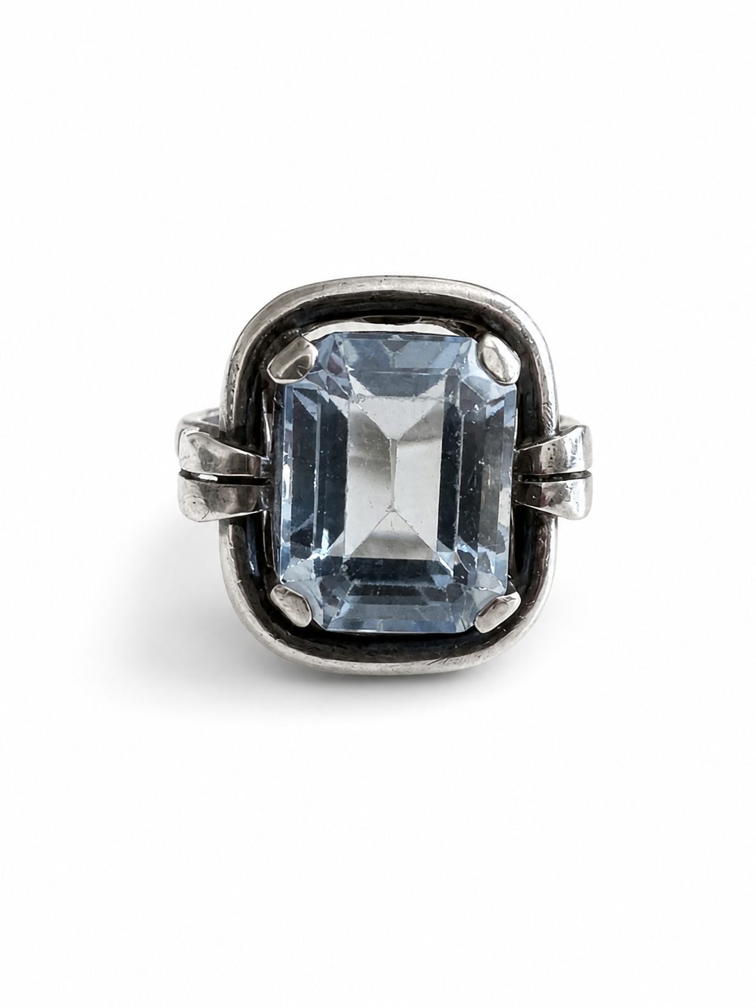 Kraftig ring med blå spinell