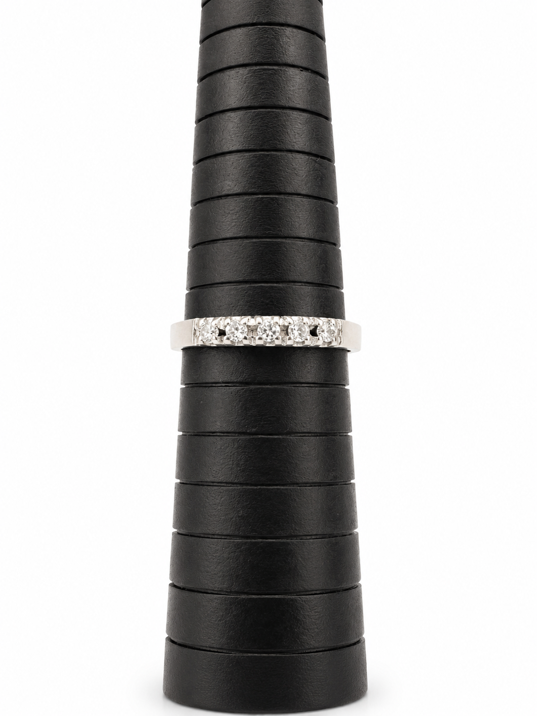 Ring med fem Wesselton 8/8 diamanter i vitguld