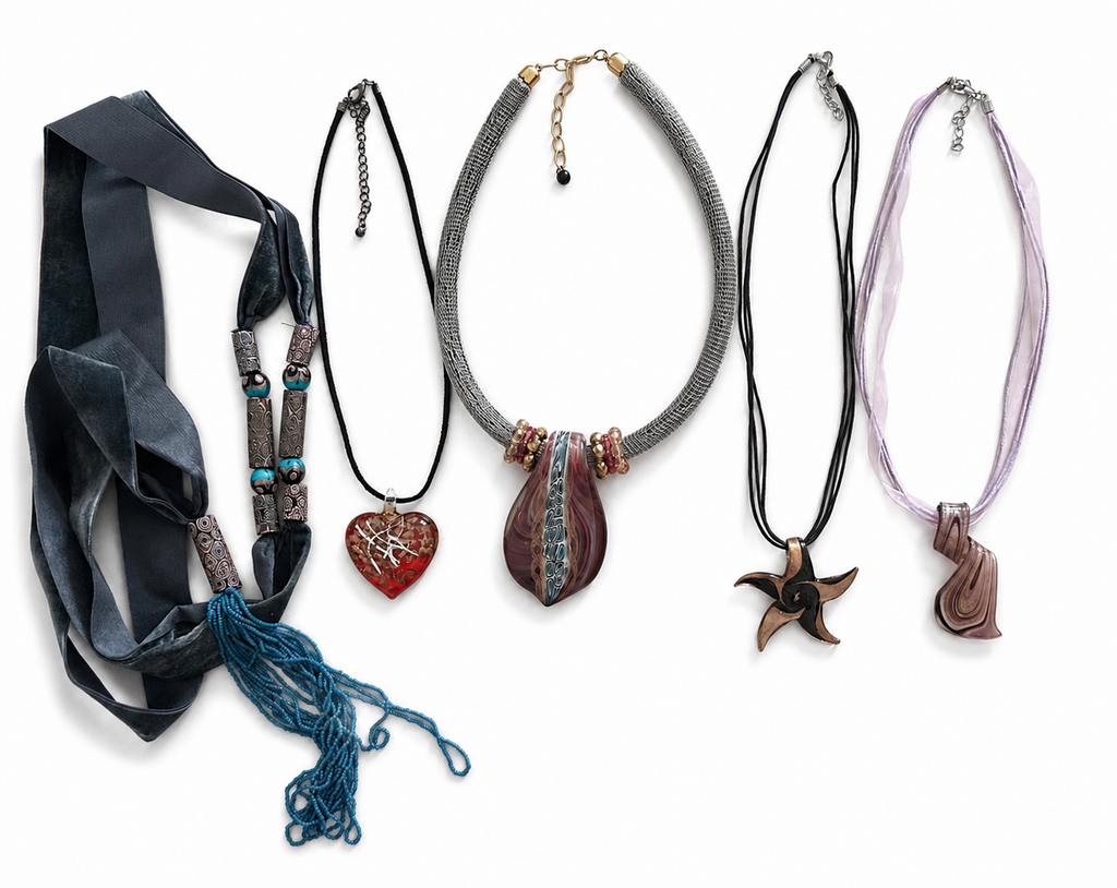 Fem halsband med Muranoglas, samlingslot