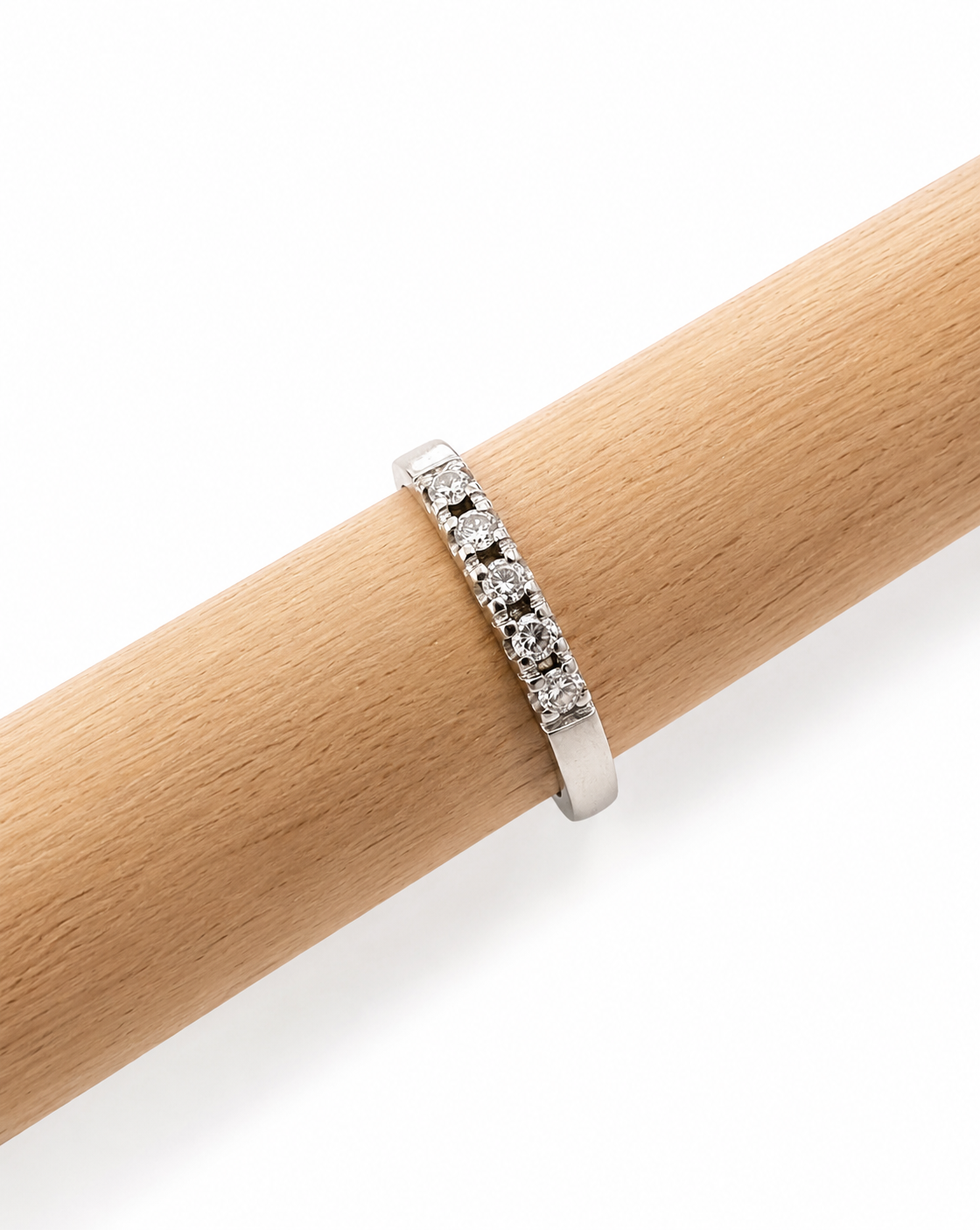 Ring med fem Wesselton 8/8 diamanter i vitguld