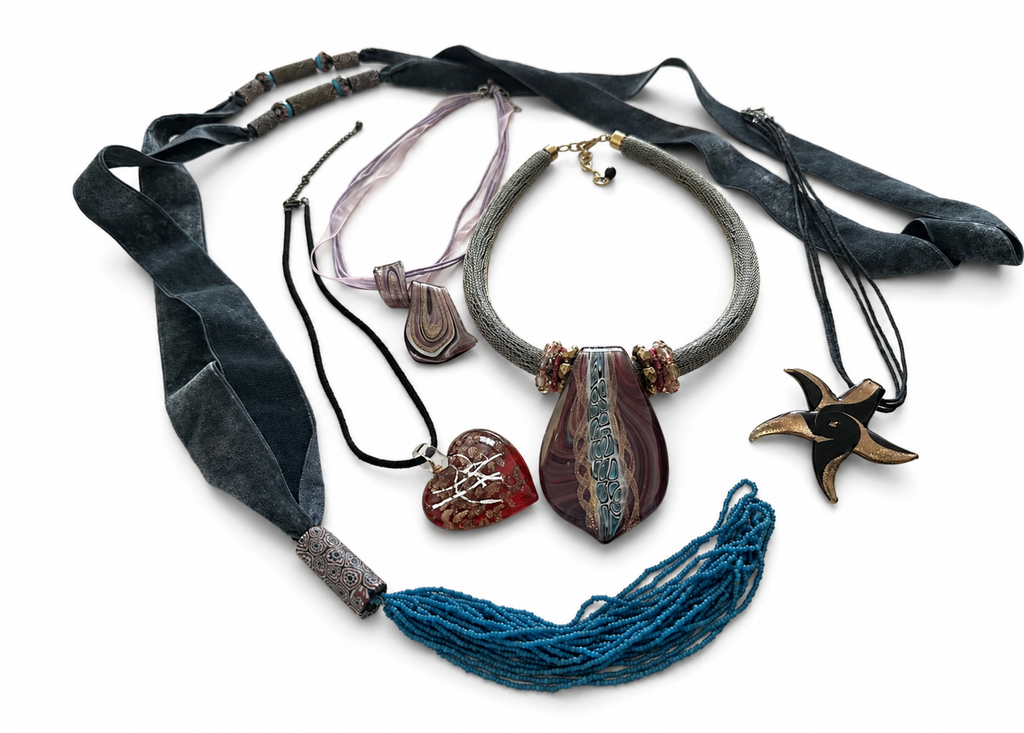 Fem halsband med Muranoglas, samlingslot