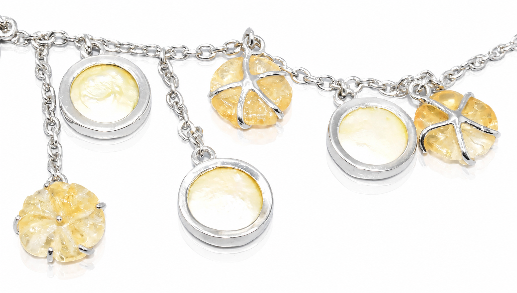 Artisanhalsband med snidade citrinblommor och pärlemor