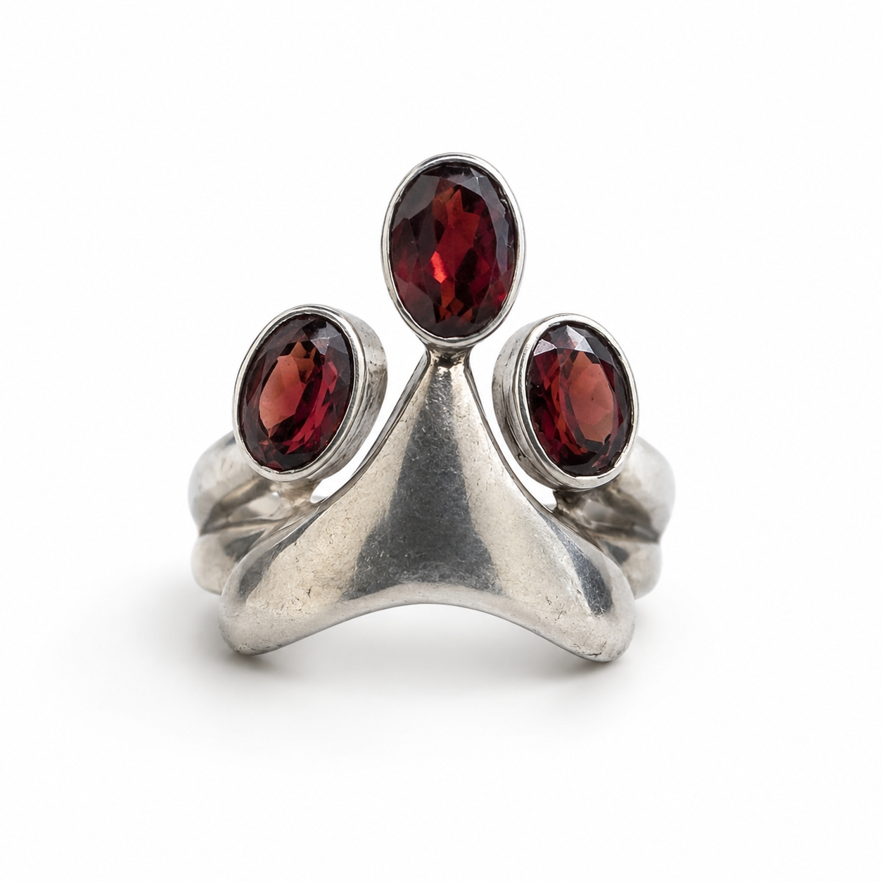 Granattrio i organisk silverdesign