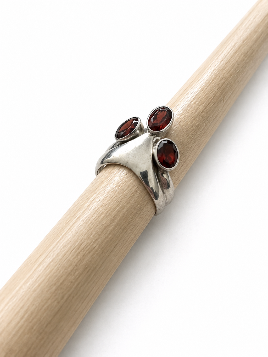 Granattrio i organisk silverdesign