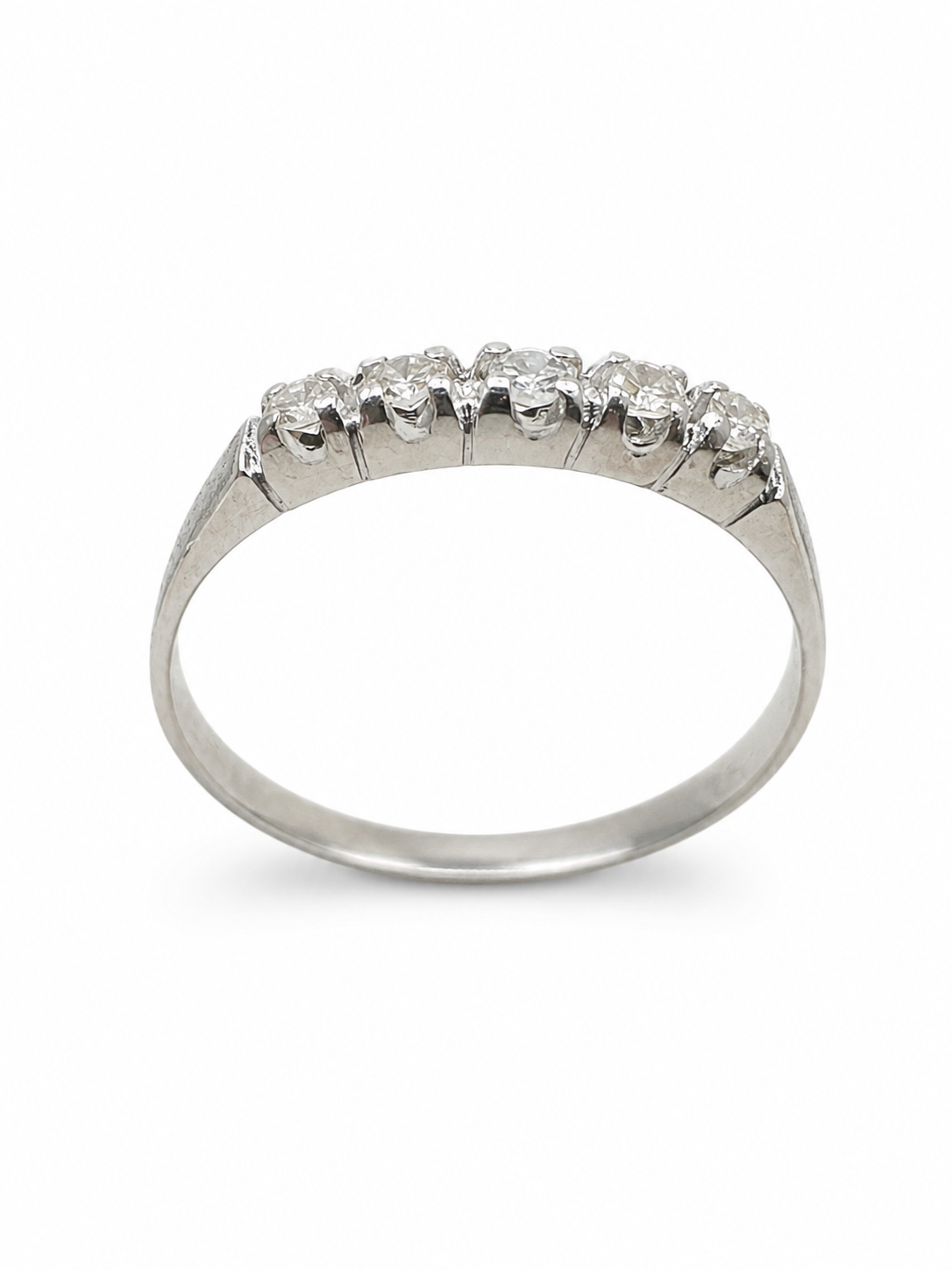 Ring med fem Wesselton 8/8 diamanter i vitguld