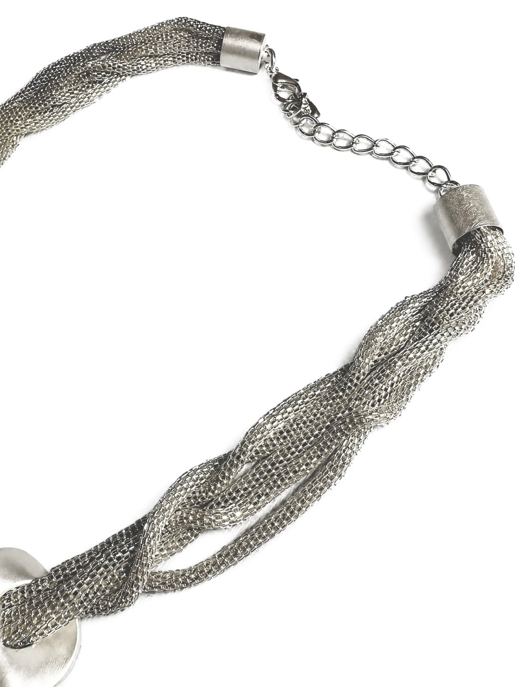Flätat halsband med bred front av silvertonade skivor