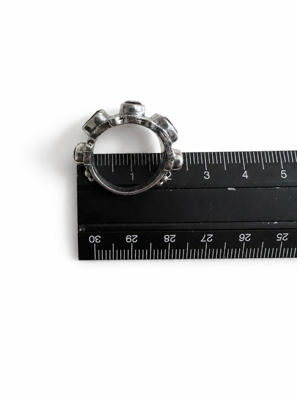Pampig modernistisk ametistring med bred front