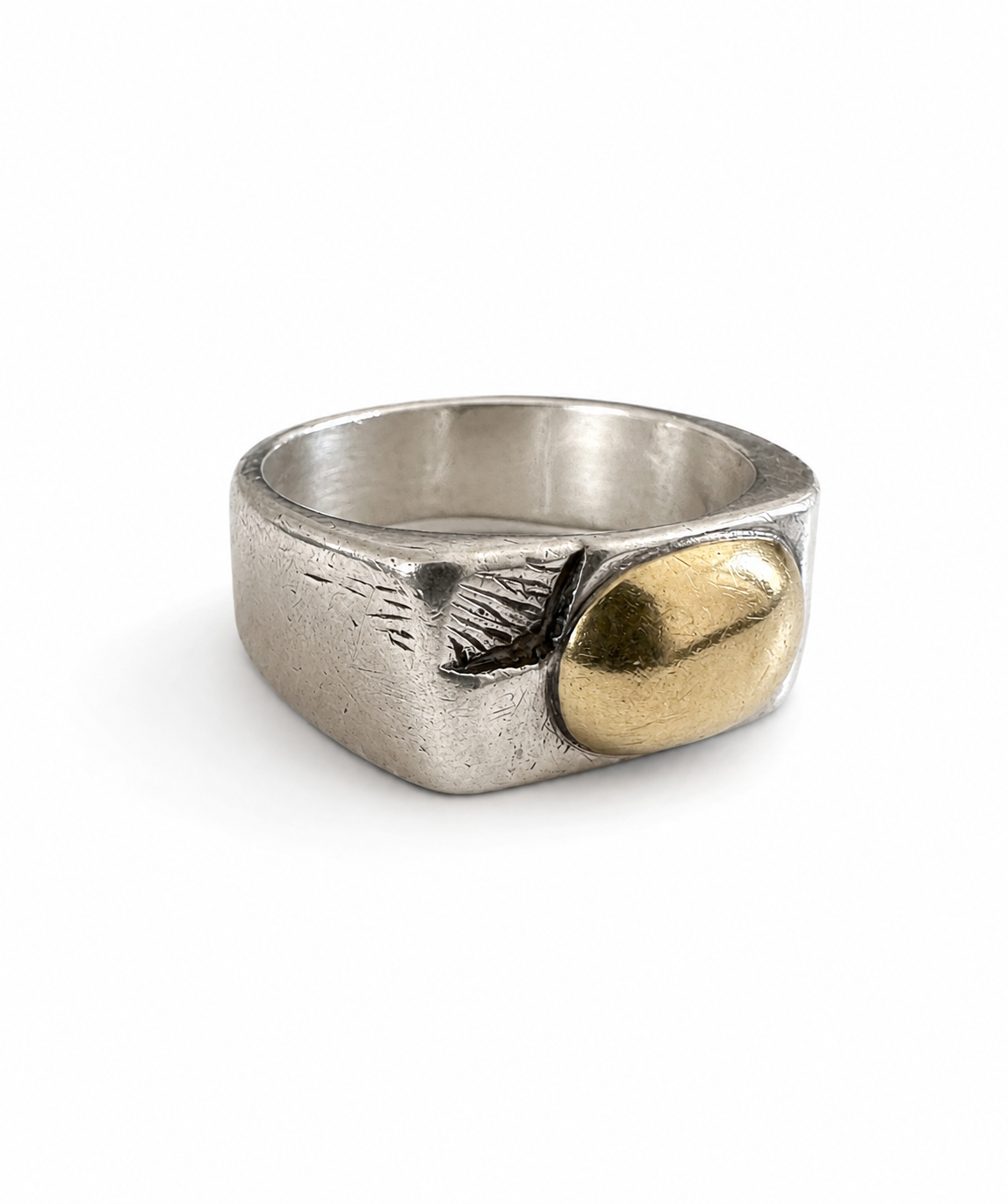 Guldkupol i modernistisk silverring