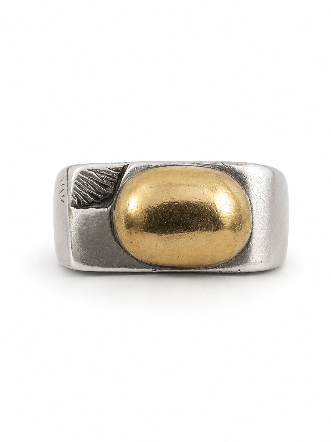 Guldkupol i modernistisk silverring