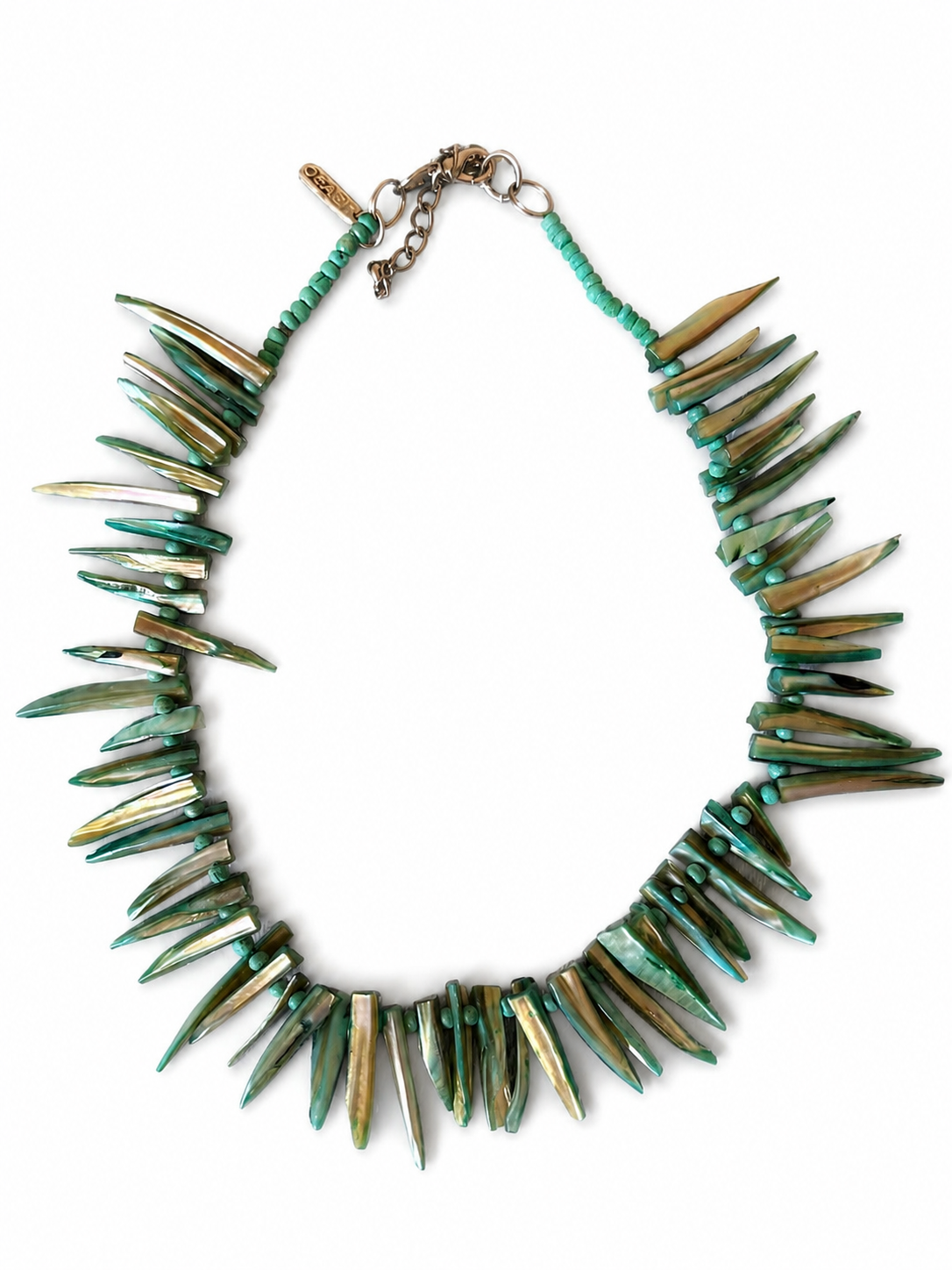 Havsgrönt snäckcollier med spetsig silhuett