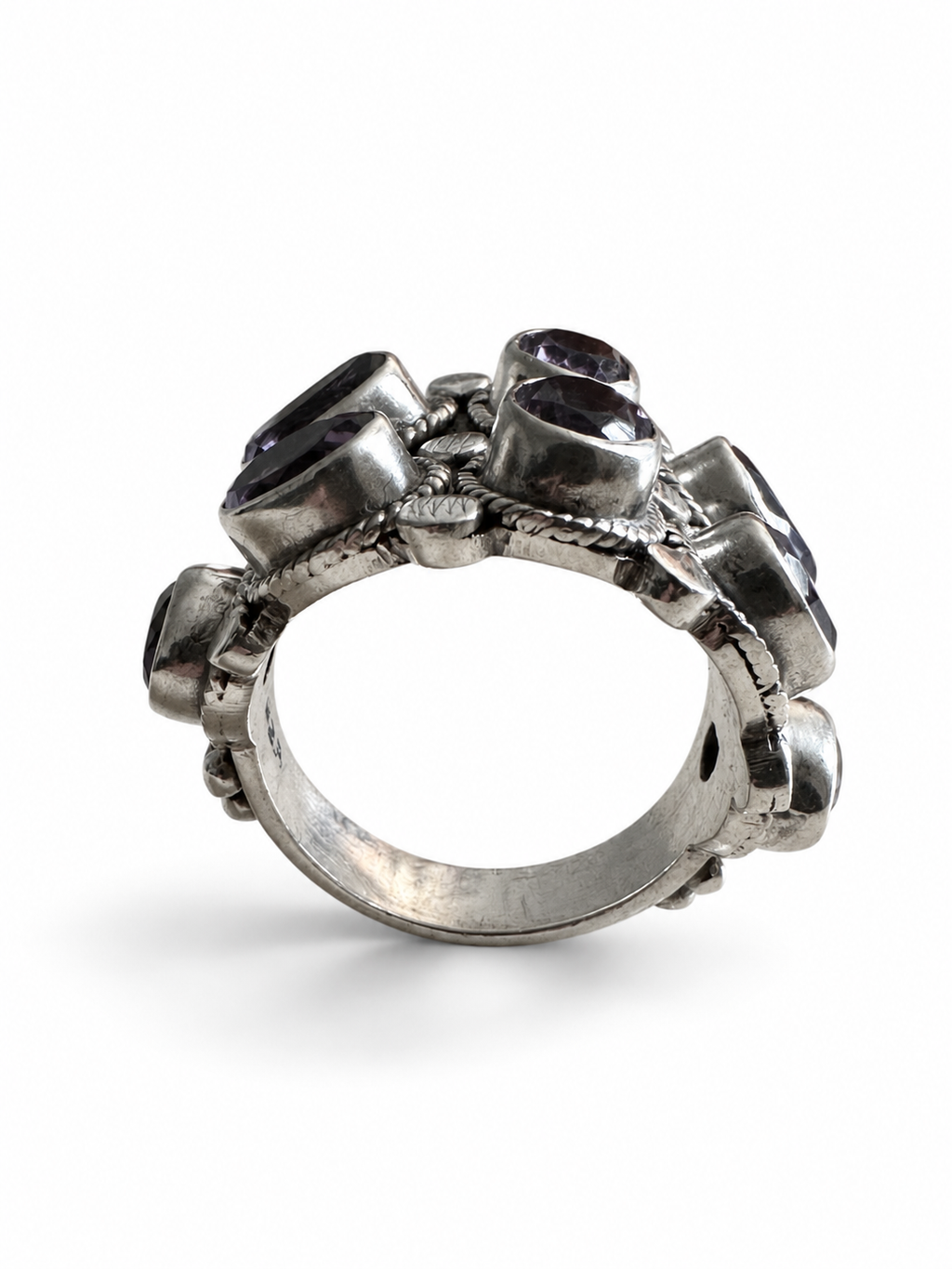 Pampig modernistisk ametistring med bred front