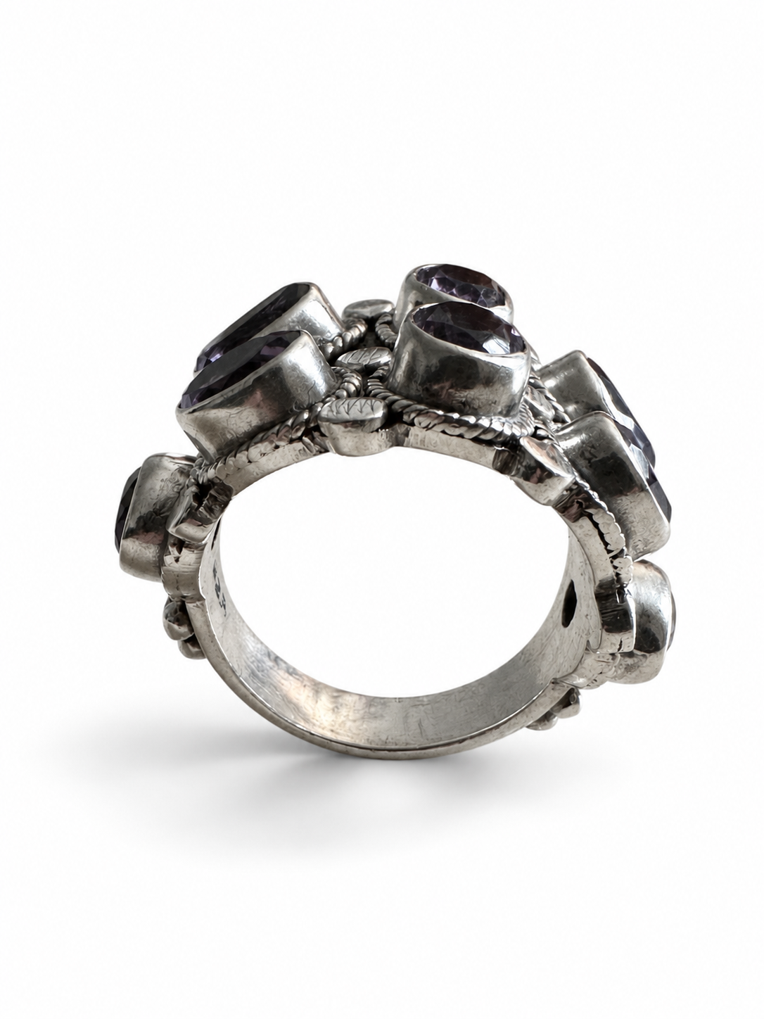 Pampig modernistisk ametistring med bred front
