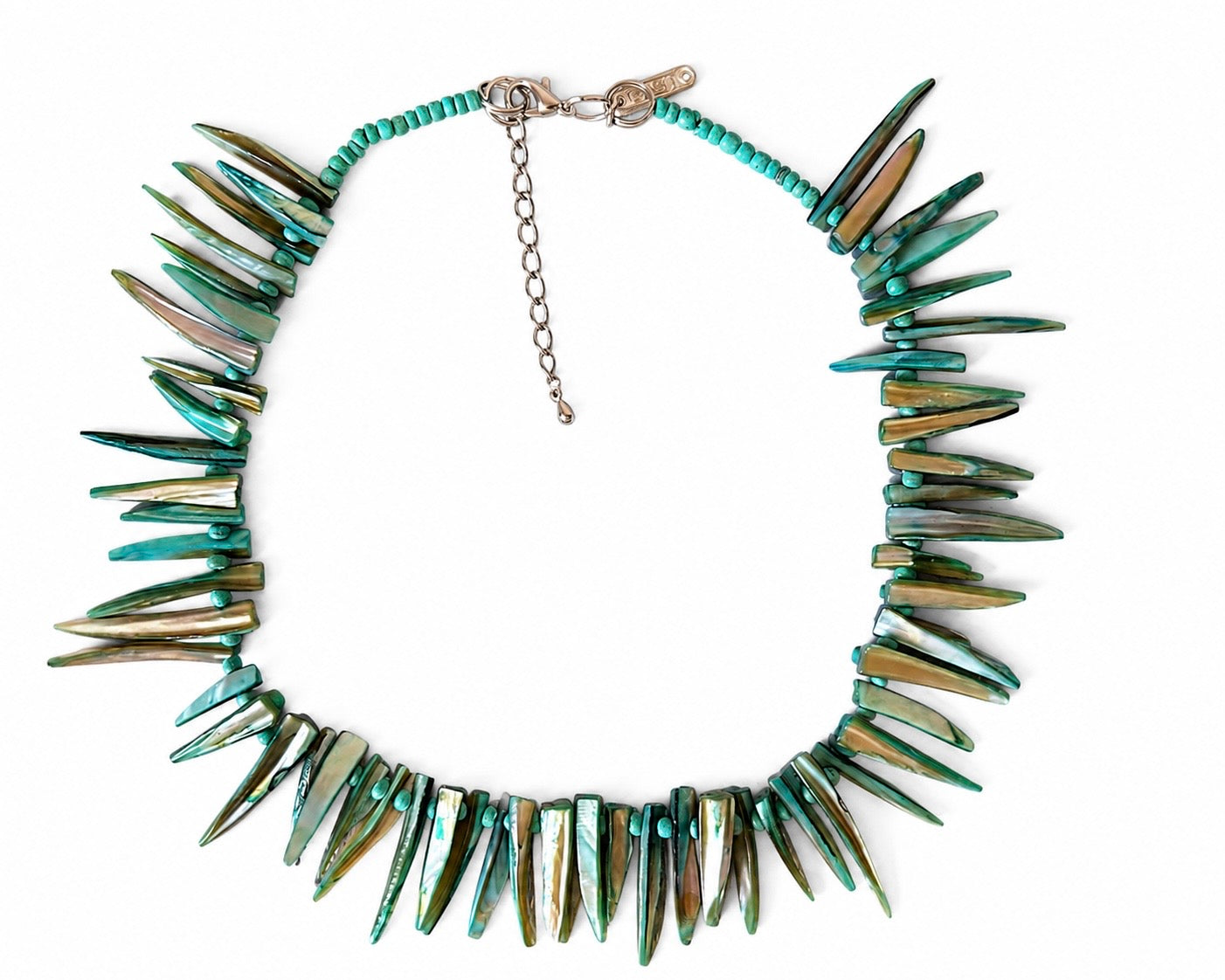 Havsgrönt snäckcollier med spetsig silhuett