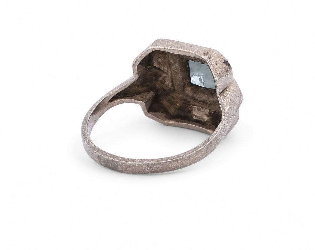 Art Deco-ring med topas i geometrisk silverinfattning