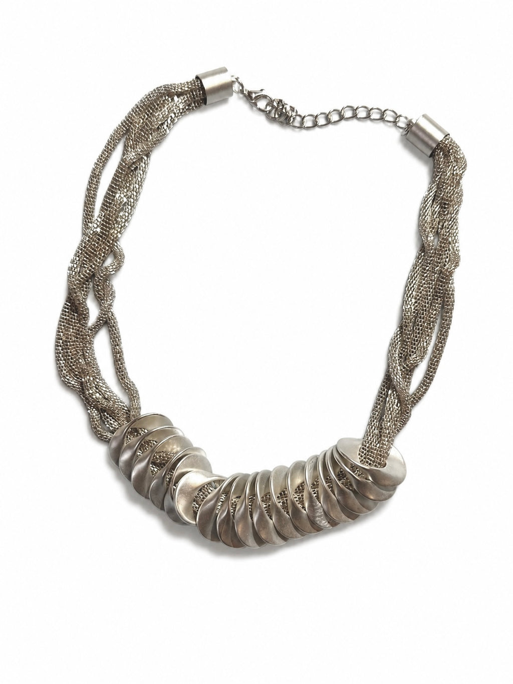 Flätat halsband med bred front av silvertonade skivor