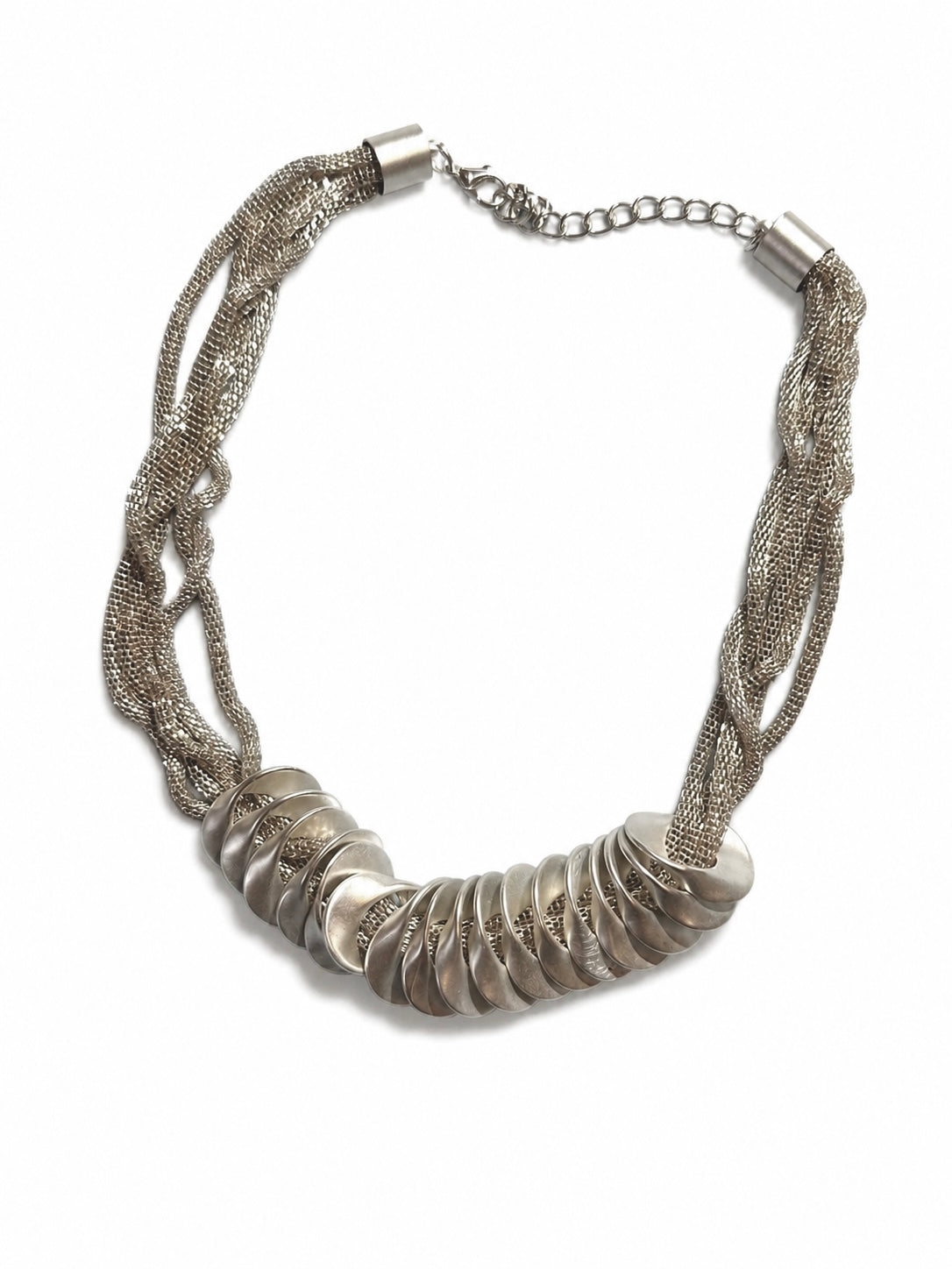 Flätat halsband med bred front av silvertonade skivor