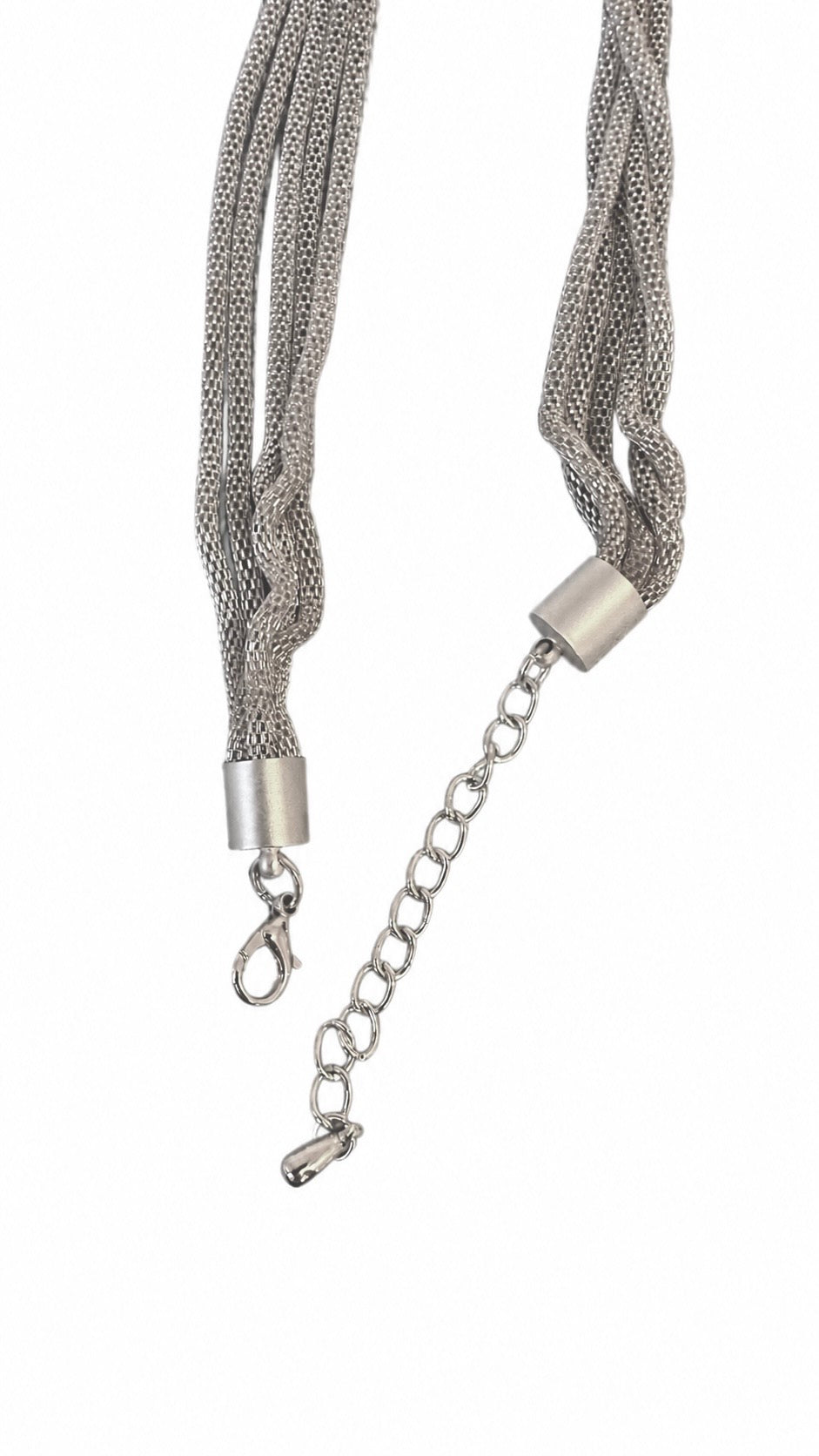 Flätat halsband med bred front av silvertonade skivor