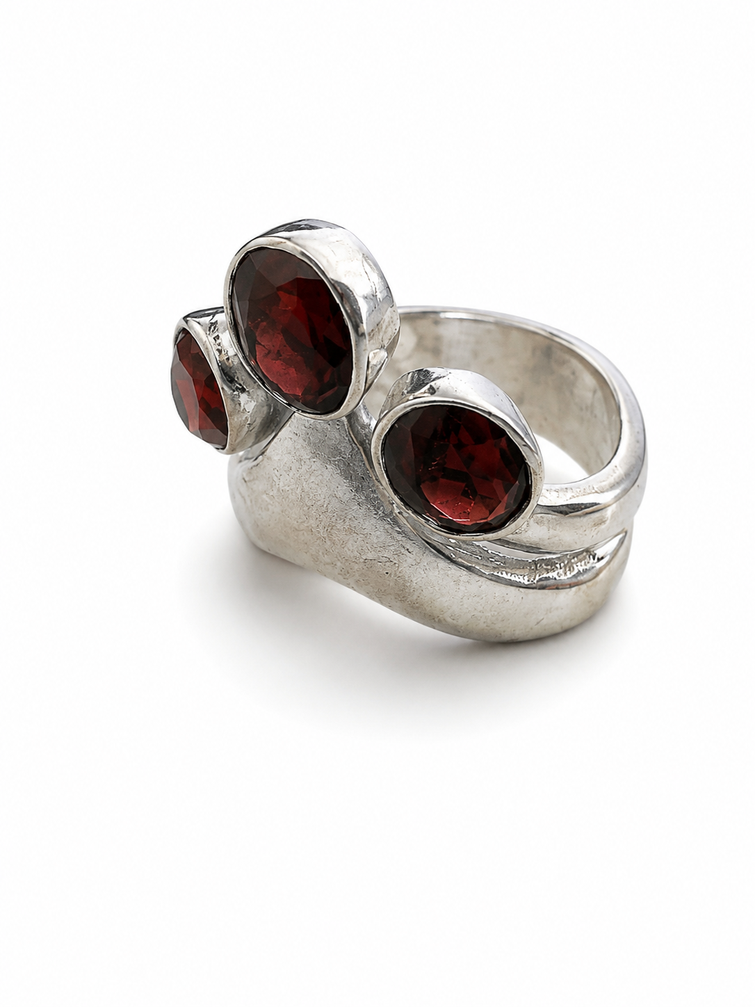 Granattrio i organisk silverdesign