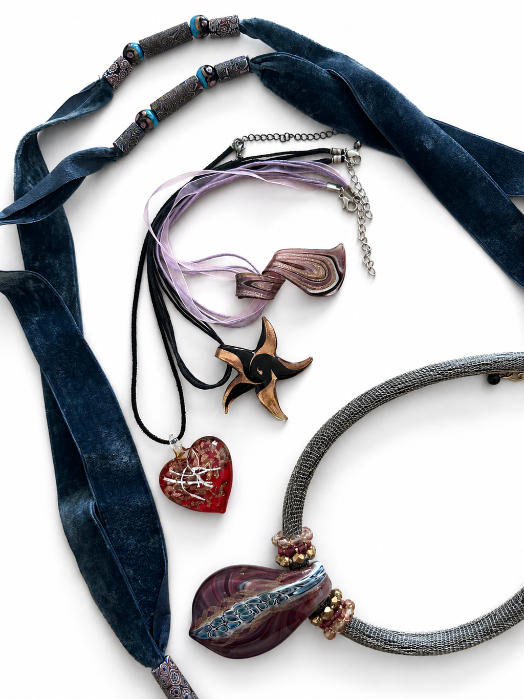 Fem halsband med Muranoglas, samlingslot
