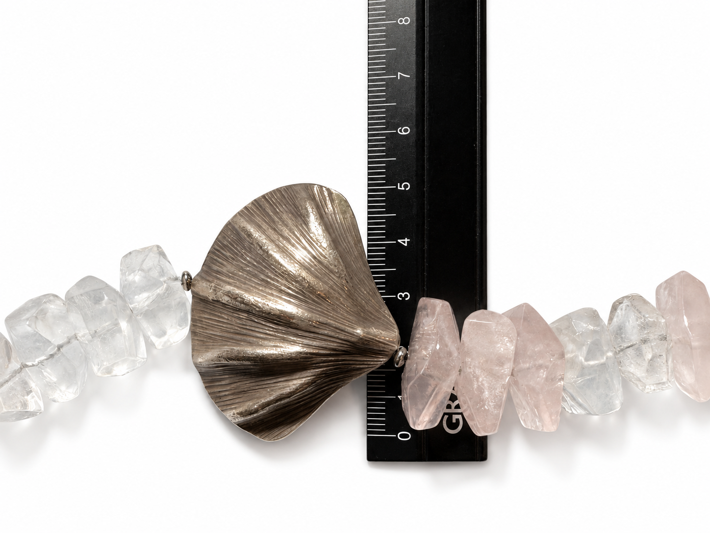 Rosenkvarts och bergkristall med silverinfattad snäcka