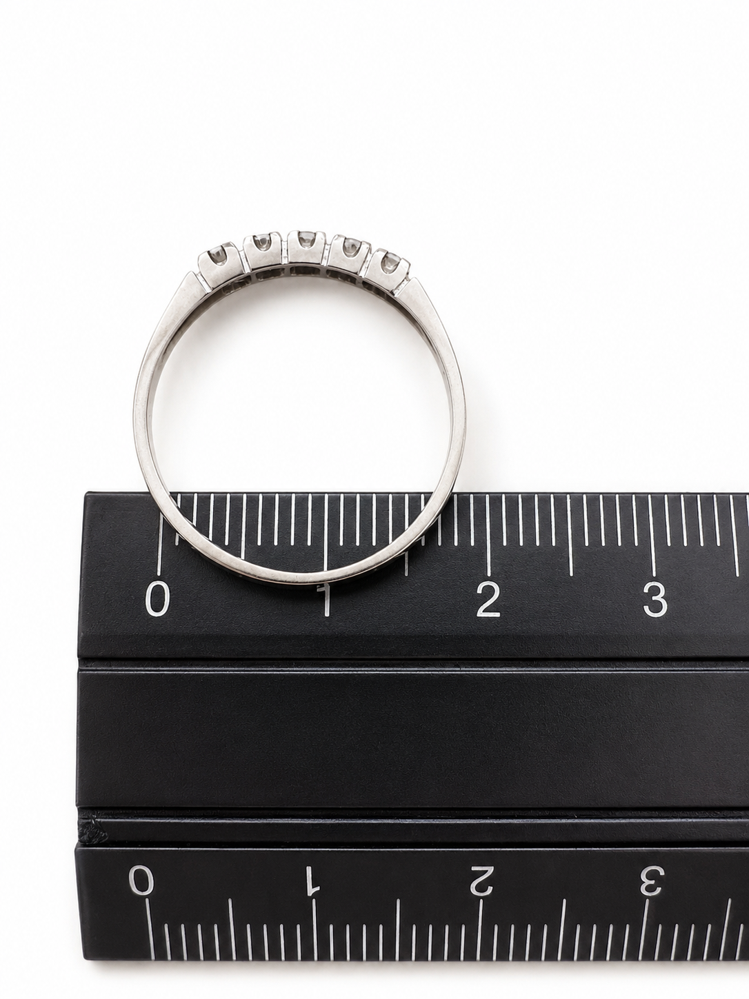 Ring med fem Wesselton 8/8 diamanter i vitguld