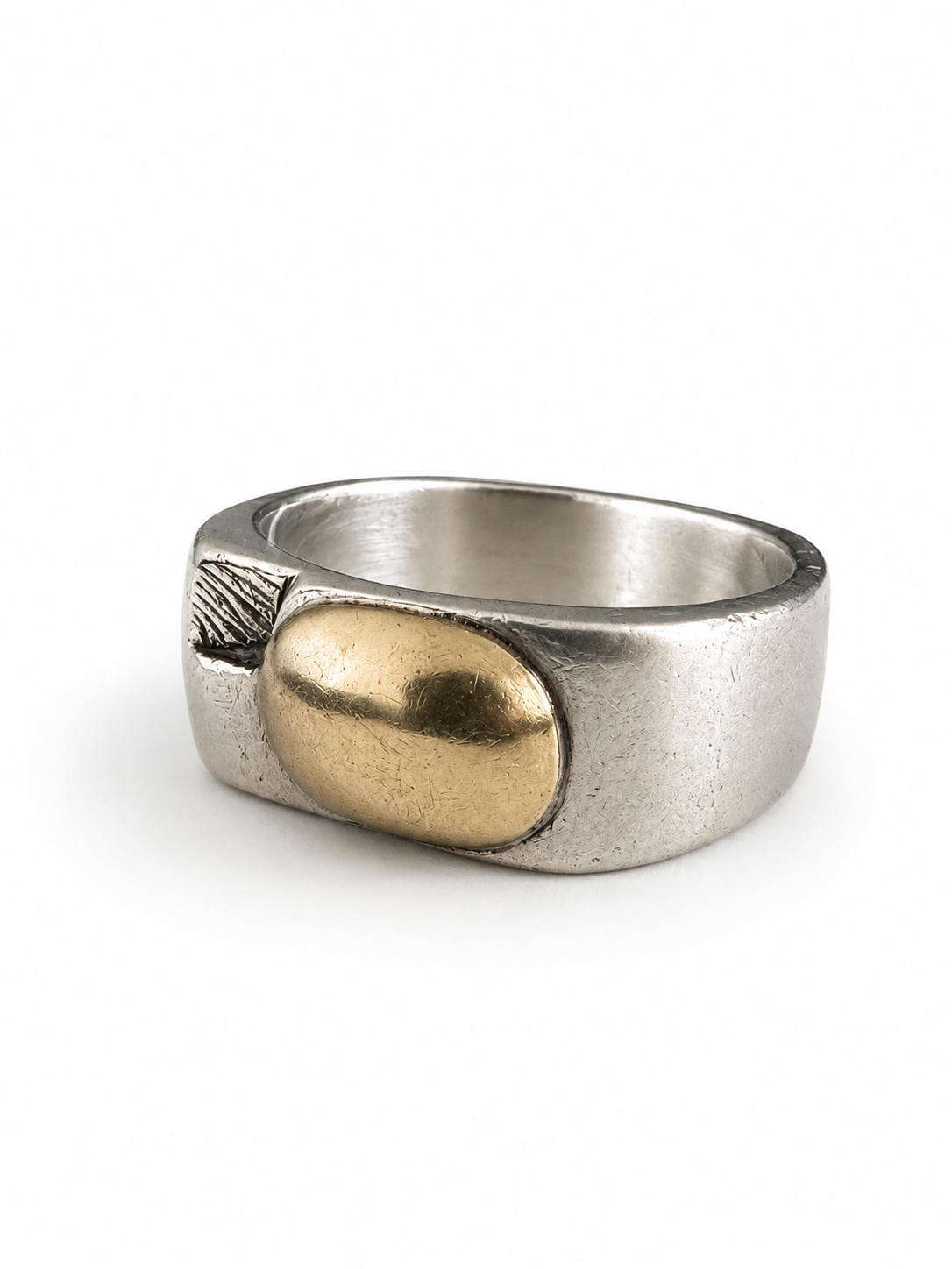 Guldkupol i modernistisk silverring