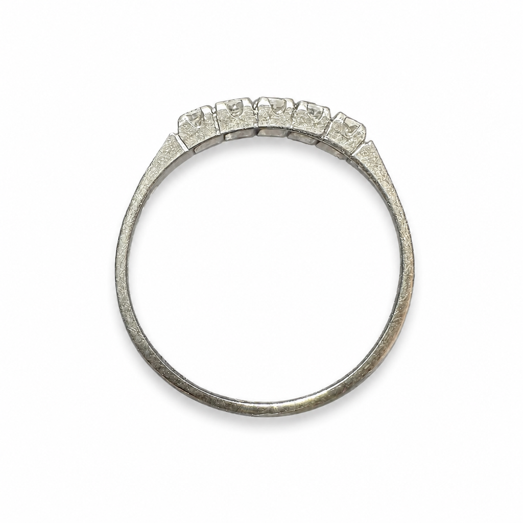 Ring med fem Wesselton 8/8 diamanter i vitguld
